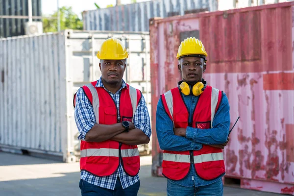 Africký Americký Skladový Dělník Foreman Ovládání Nakládka Kontejnery Box Nákladní — Stock fotografie