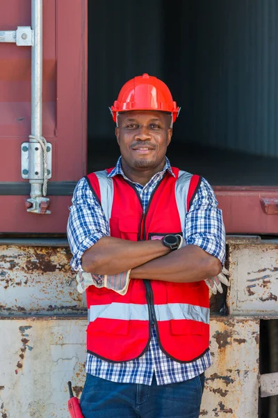 Afrikaanse Amerikaanse Container Warehouse Worker Voorman Controle Laden Containers Doos — Stockfoto