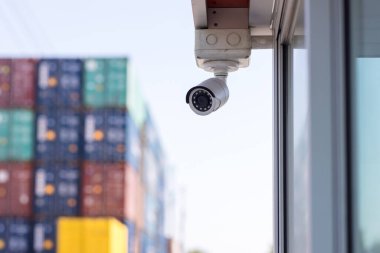 Evin dışındaki güvenlik kamerası güvenlik kamerası sistemi. Bulanık bir gece şehri manzarası. Duvardaki modern CCTV kamerası. Güvenli yaşam ya da varlık için ekipman sistemi hizmeti.