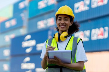 Konteyner kargo sahasındaki konteynırlarda yazma ve kontrol için işçi ya da işçi el kontrol listesi.