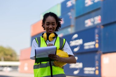 Konteyner kargo sahasındaki konteynırlarda yazma ve kontrol için işçi ya da işçi el kontrol listesi.