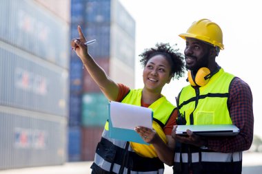 Konteyner kargo sahasındaki konteynırlarda yazma ve kontrol için işçi ya da işçi el kontrol listesi.