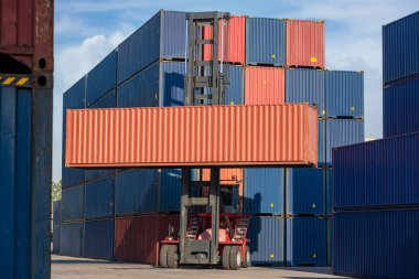 Vinç, tren istasyonunda konteynır kaldırıyor. Crane konteynırı kaldırıyor. Forklift taşıyıcı kutusu yükleme.
