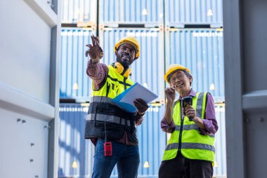 Ustabaşı ya da işçi konteyner kargo alanında çalışıyor. Konteynırdaki malları kontrol ediyor. Ustabaşı ya da işçi konteynırları kontrol ediyor. Lojistik ve nakliye.