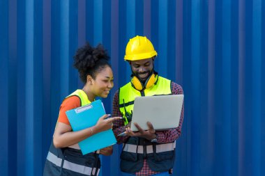 Ustabaşı ya da işçi konteyner kargo alanında çalışıyor. Konteynırdaki malları kontrol ediyor. Ustabaşı ya da işçi konteynırları kontrol ediyor. Lojistik ve nakliye.