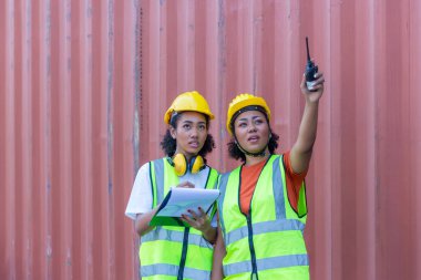 Ustabaşı ya da işçi konteyner kargo alanında çalışıyor. Konteynırdaki malları kontrol ediyor. Ustabaşı ya da işçi konteynırları kontrol ediyor. Lojistik ve nakliye.