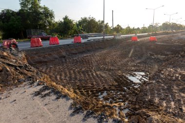 Kırık asfalt yolun kenarları çöktü ve çöktü. Yol çöker. Bölümün altındaki toprak tabakası. Çatlak asfalt yol. İnşaat alanı