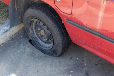 Modern bir otomobilin lastiği patlamış, parçalanmış ve hasar görmüş lastiklerle patlamış lastik yok olmuş. yüksek hızda lastik patlaması ndan sonra hasarlı kamyon kauçuk. Hasarlı düz lastikler: eski araba.