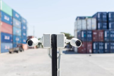 Evin dışındaki güvenlik kamerası güvenlik kamerası sistemi. Bulanık bir gece şehri manzarası. Duvardaki modern CCTV kamerası. Güvenli yaşam ya da varlık için ekipman sistemi hizmeti.
