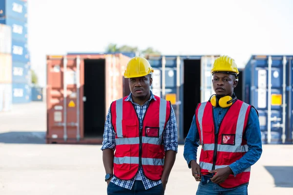 Africký Americký Skladový Dělník Foreman Ovládání Nakládka Kontejnery Box Nákladní — Stock fotografie