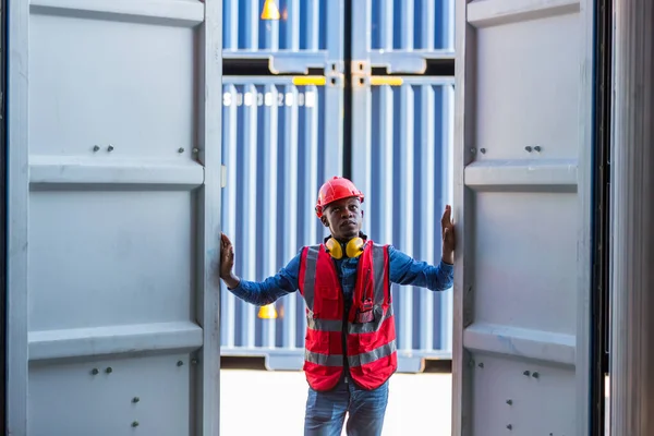 Africký Americký Skladový Dělník Foreman Ovládání Nakládka Kontejnery Box Nákladní — Stock fotografie