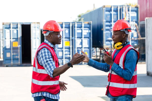 Afro Americano Container Warehouse Worker Caixa Contêineres Carga Controle Foreman — Fotografia de Stock