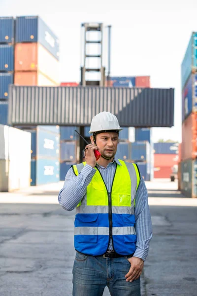 Capataz Profissional Trabalhar Local Carga Container Verificar Mercadorias Contêiner Trabalhadores — Fotografia de Stock