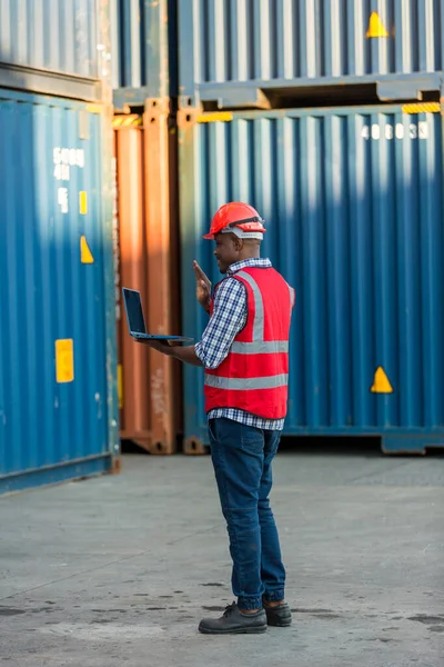 Africano Americano Container Warehouse Worker Usar Computador Laptop — Fotografia de Stock