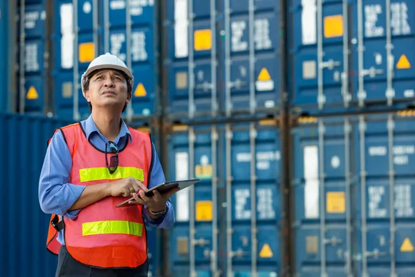 Professionell Förman Arbetar Container Lastplats Kontrollera Upp Varor Container Arbetstagarna — Stockfoto