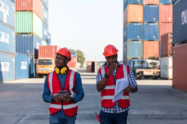 Afro Americano Container Warehouse Worker Caixa Contêineres Carga Controle Foreman — Fotografia de Stock