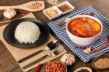 Beyaz kâse üzerinde tavuk masajcısı Curry. Müslüman körisi ya da Mussaman körisi. Müslüman usulü tavuk ve patates veya körili tavuk..