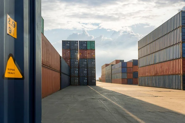 Egy Halom Konténer Egy Kikötőben Teherhajóra Rakott Konténerek Egy Kikötő — Stock Fotó