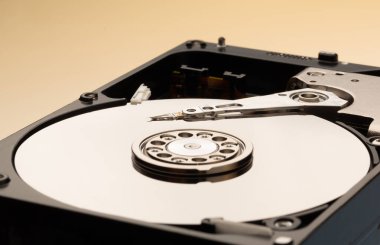 Sabit disk sürücüsü ve kapağı aç. Bilgisayar donanımı, sabit disk, depolama cihazı. Sabit diskin içindeki detaylar. Sabit disk iç mekanizma donanımıdır