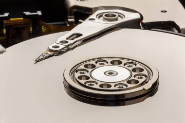 Sabit disk sürücüsü ve kapağı aç. Bilgisayar donanımı, sabit disk, depolama cihazı. Sabit diskin içindeki detaylar. Sabit disk iç mekanizma donanımıdır