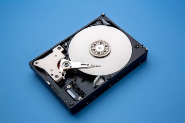 Sabit disk sürücüsü ve kapağı aç. Bilgisayar donanımı, sabit disk, depolama cihazı. Sabit diskin içindeki detaylar. Sabit disk iç mekanizma donanımıdır