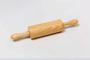 Tahta merdane beyaz arka planda izole edilmiş. Hamur yuvarlama konsepti. Tahta yoğurma çubuğu beyaz arkaplanda izole