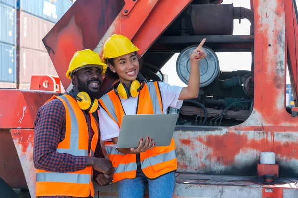 Ustabaşı ya da işçi konteyner kargo alanında çalışıyor. Konteynırdaki malları kontrol ediyor. Ustabaşı ya da işçi konteynırları kontrol ediyor. Lojistik ve nakliye.
