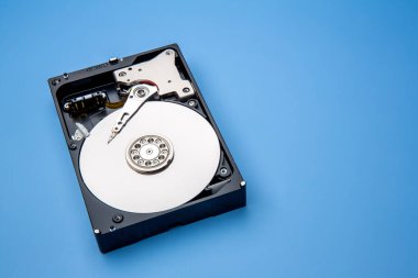 Sabit disk sürücüsü ve kapağı aç. Bilgisayar donanımı, sabit disk, depolama cihazı. Sabit diskin içindeki detaylar. Sabit disk iç mekanizma donanımıdır