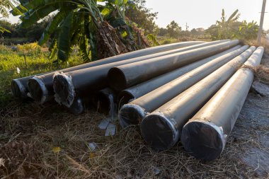 İnşaat alanındaki polivinil klorür drenaj borusu. İnşaat için istiflenmiş polivinil klorür drenaj boruları. Otoyolun yakınındaki inşaat alanında polivinil klorür drenaj tüpü.