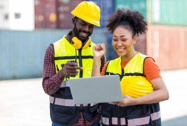 Konteyner kargo sahasındaki konteynırlarda yazma ve kontrol için işçi ya da işçi el kontrol listesi.