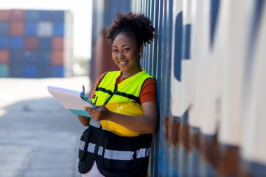 Konteyner kargo sahasındaki konteynırlarda yazma ve kontrol için işçi ya da işçi el kontrol listesi.