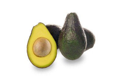 Beyaz Arkaplanda Avokado. Taze sebzeler, beyaz arka planda avokado izole edildi. Beyaz arka planda avokado dilimleri.