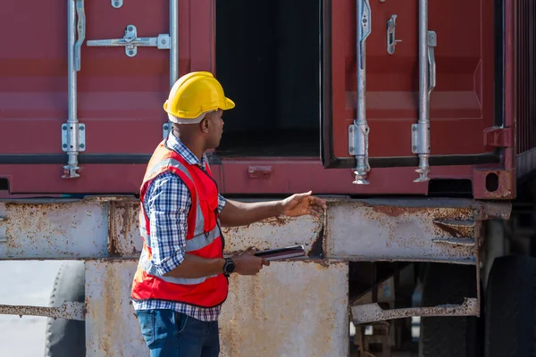 Foreman Nebo Pracovník Pracující Kontejnerovém Nákladovém Prostoru Kontrolují Zboží Kontejnerech — Stock fotografie