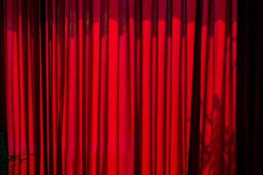 Kırmızı perde. Beyaz yatak odasındaki soyut kırmızı dalgalı perde. Oturma odasında iç dekorasyon.