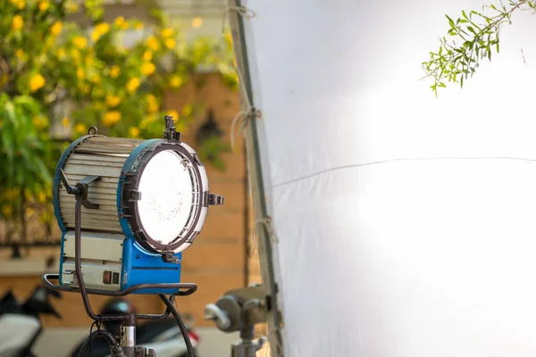 Process Filming Spotlight Illuminates Movie Set Many Lamps Outdoor Movie — Zdjęcie stockowe