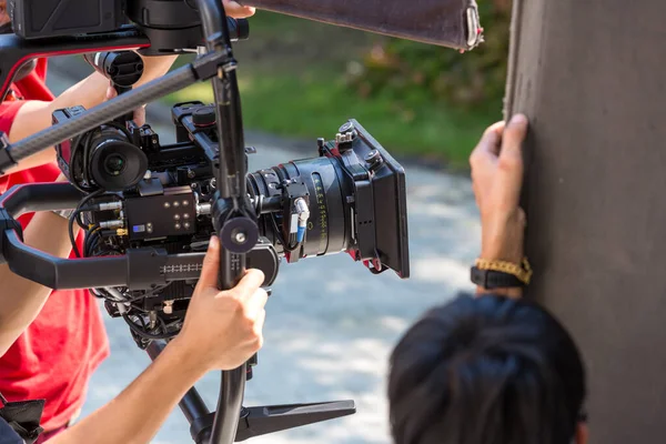 Film Videoproductieteam Filmploeg Met Cameramateriaal Videocamera Operator Werkt Met Apparatuur — Stockfoto