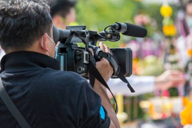 Video kamera operatörü ekipmanlarıyla çalışıyor. Video sinema yapımı. Bir olayı video kamerayla görüntülemek. Profesyonel video adam kamera operatörü kamerasıyla çalışıyor..