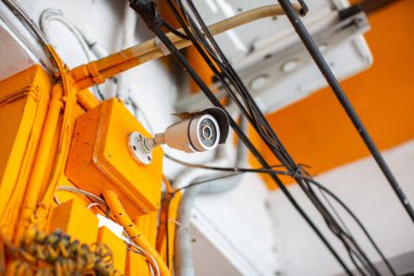 Evin güvenlik kamerası güvenlik kamerası sistemi. Duvardaki modern CCTV kamerası. Güvenli yaşam ya da varlık için ekipman sistemi hizmeti.