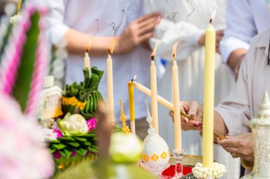 Balmumu koçanını yakmak için ateş mumunu kullanmak. Ateş Mumu 'nun yanında mum yakma.