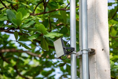 Modern bir sokak LED ışıklandırma direği. Şehir elektro-enerji teknolojileri. Led ışığıyla yoldaki direkler. Açık hava aydınlatma güçlü LED lamba.