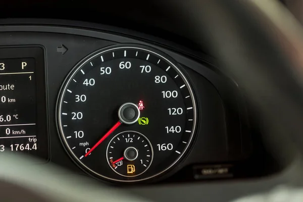 車のダッシュボードに空の燃料警告灯 燃料ポンプアイコン ガソリンゲージダッシュボードを車の中で燃料の電源を切るのデジタル警告サインをオンにします 速度計ダッシュボード上の低レベルの燃料ショー — ストック写真