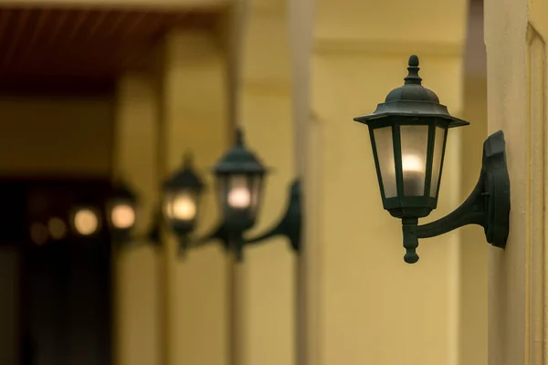 Φως Λαμπτήρα Στον Τοίχο Βίντατζ Σιδερένιο Φανάρι Στον Εξωτερικό Τοίχο — Φωτογραφία Αρχείου