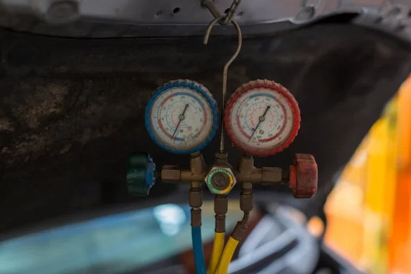 Automatyczny Monitor Mechaniczny Sprawdzania Naprawy Klimatyzacji Samochodowej Garażu Samochodowym Serwis — Zdjęcie stockowe