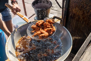 Tayland 'da sokak yemekleri pazarında kızarmış tavuk. Lezzetli ev yapımı kızarmış tavuk. Çıtır Çıtır Kızarmış Tavuk Yemeye Hazır