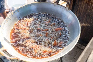 Şef Çin ziyafeti hazırlamak için büyük tavada kızarmış tavuk pişiriyor. Yağ aktarma konseptinden yağ. Kolesterol ve Trans-yağ konseptinden kaynaklanan hastalık. 
