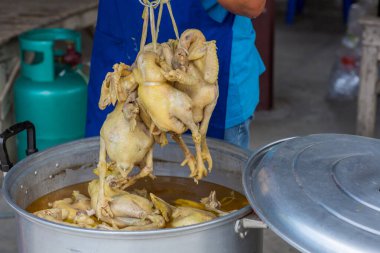 Haşlanmış tavuk. Haşlanmış tavuk çorbası. Yemek malzemesi olarak haşlanmış tavuk. 