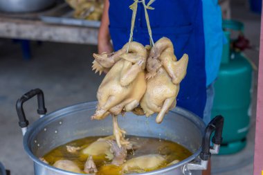 Haşlanmış tavuk. Haşlanmış tavuk çorbası. Yemek malzemesi olarak haşlanmış tavuk. 