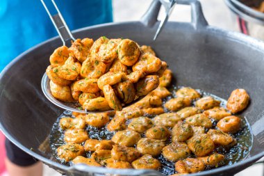 Kızarmış baharatlı balık gözlemesi, gezgin ve turist için Tayland yerel yemeği tavsiye ederim. Kızarmış balık ezmesi ya da kızarmış balık keki. 