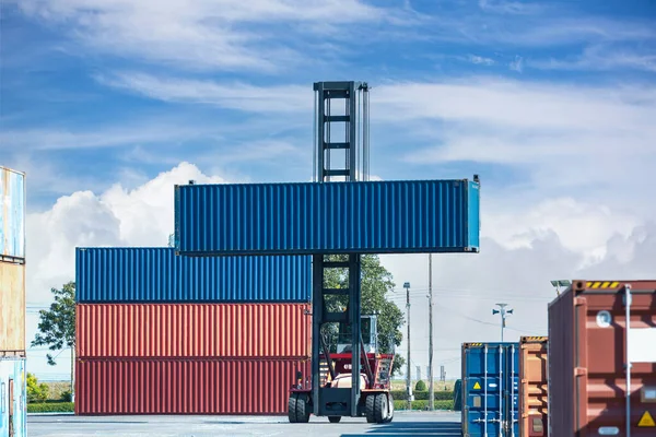 Guindaste Levantando Recipiente Pátio Ferroviário Guindaste Levantando Recipiente Quintal Carga — Fotografia de Stock