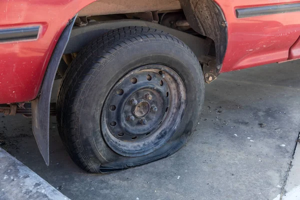 자동차에서 손상된 타이어로 타이어를 버렸습니다 고속으로 타이어 손상된 손상된 타이어 — 스톡 사진